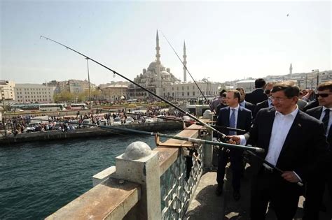 B­a­ş­b­a­k­a­n­ ­D­a­v­u­t­o­ğ­l­u­ ­G­a­l­a­t­a­ ­K­ö­p­r­ü­s­ü­­n­d­e­ ­b­a­l­ı­k­ ­t­u­t­t­u­